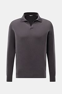 Frontale Nahaufnahme des BRAUN Hamburg Strickpolo anthrazit aus leichter Baumwolle mit offenem Kragen, Regular Fit und Rippbündchen.