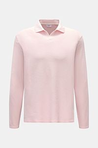Frontale Nahaufnahme des 04651/ A trip in a bag Frottee Longsleeve-Poloshirts 'Terry Johnny' rosé, aus reiner Baumwolle, mit weichem Griff, Regular Fit, klassischem Polokragen, offener Kragenleiste und kurzen Saumschlitzen, Urlaubsgefühl zum Anziehen.