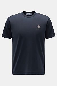 Front view of Stone Island Crew neck T-Shirt navy, a slim fit, garment-dyed cotton jersey with soft feel and classic compass logo patch.

With this relaxed T-shirt made from garment-dyed cotton STONE ISLAND presents an essential basic for your casual w