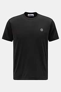 Stone Island T-Shirt 'Basic Cotton' schwarz, Slim Fit, reine Baumwolle, weicher Griff, Rundhalsausschnitt, Weblabel auf der Brust, frontal fotografiert.