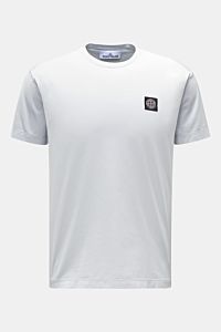 Stone Island T-Shirt 'Basic Cotton' pastellblau, Slim Fit, reine Baumwolle, weicher Griff, Rundhalsausschnitt, Weblabel auf Brust, Frontansicht.