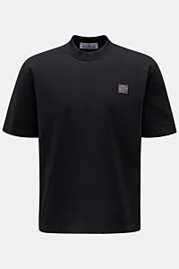 Stone Island T-Shirt 'Dyed Regular Fit' schwarz shown from the front, made of pure organic cotton with a soft feel, regular fit, crew neckline, and chest web label. Zeitloses Basic Piece: Das T-Shirt von STONE ISLAND aus reiner Bio-Baumwolle rundet legere