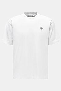 Stone Island T-Shirt 'Dyed Regular Fit' weiß, frontal fotografiert, aus reiner Baumwolle, mit weichem Griff, Rundhalsausschnitt und Weblabel auf der Brust.