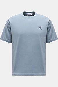Front view of Stone Island T-Shirt 'Dyed Regular Fit' rauchblau in soft organic cotton with round neckline and chest weblabel.

Description: Zeitloses Basic Piece: Das T-Shirt von STONE ISLAND aus reiner Bio-Baumwolle rundet legere Freizeitlooks mühelo