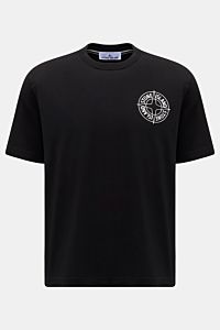 Stone Island T-Shirt 'Print' schwarz, Frontansicht, aus reiner Baumwolle, Regular Fit, weicher Griff, Rundhalsausschnitt, Logo-Print auf Brust und Rücken.