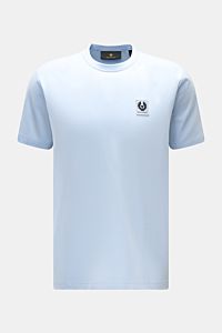 Belstaff Rundhals-T-Shirt hellblau, frontal fotografiert, aus leichtem Baumwoll-Jersey, Slim Fit, mit weichem Griff und dezentem BELSTAFF-Weblabel.