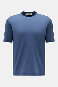Fioroni Rundhals-T-Shirt graublau, frontal fotografiert, fein gestrickt aus reiner Baumwolle, Slim Fit, Rundhalsausschnitt, kurze Saumschlitze, weicher Griff.