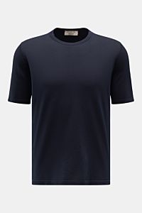 Front view of Fioroni Rundhals-T-Shirt navy, finely knitted in pure cotton with a slim fit, round neckline, short hem slits, and soft touch.

Für den gediegenen Auftritt im Frühling sorgt dieses fein gestrickte T-Shirt von FIORINI, welches aus reiner B