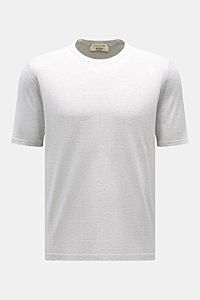 Front view of Fioroni Rundhals-T-Shirt hellgrau meliert, a light grey melange slim fit T-shirt with round neckline, short sleeves, fine knit, soft touch, and short hem slits.

Description: Für den gediegenen Auftritt im Frühling sorgt dieses fein gestr