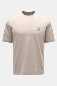 C.P. Company T-Shirt beige mit Slim Fit, Rundhalsausschnitt, Logo-Print vorne, weicher Griff, reine Baumwolle, Frontansicht.