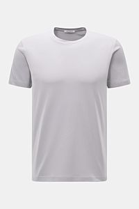Stefan Brandt Rundhals-T-Shirt 'Enno' hellgrau, Slim Fit, aus weicher Urpima Sea Island Baumwolle, Frontansicht mit Rundhalsausschnitt.