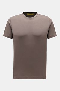 B.F. Knitwear Crew neck T-shirt grey-brown shown from the front on a plain background, made of pure cotton with a soft feel, slim fit, crew neck, and short hem vents, a high-quality basic for spring and summer.