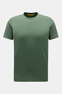 B.F. Knitwear Rundhals-T-Shirt grün, Slim Fit, reine Baumwolle, weicher Griff, kurze Saumschlitze, frontale Nahaufnahme, Rundhalsausschnitt.