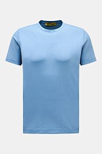 Front view of B.F. Knitwear Crew neck T-shirt smoky blue, made of pure cotton with a soft feel, slim fit, crew neck, and short hem vents. 

Description: A high-quality basic for the spring and summer season: This T-shirt by B.F. KNITWEAR is made of pur