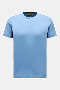 B.F. Knitwear Rundhals-T-Shirt rauchblau, Slim Fit, reine Baumwolle, weicher Griff, Rundhalsausschnitt, kurze Saumschlitze, Frontansicht.