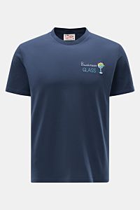 Front view of MC2 Saint Barth Crew neck T-shirt 'Portofino' navy, slim fit with chest stitching and St. Barth embroidery on sleeve, made of soft organic cotton.

Summery and eye-catching: This T-shirt by MC2 SAINT BARTH, made from soft organic cotton, 
