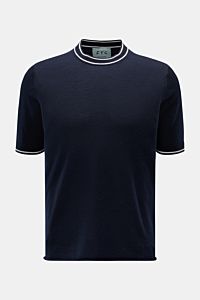 FTC Kurzarm-Rundhalspullover navy, frontal fotografiert, aus weichem, leichtem Cashmere-SeaCell-Mix, Slim Fit, mit Rundhalsausschnitt, Rippbündchen, rolliertem Saum, Öko-Tex® zertifiziert, nachhaltige Produktion.