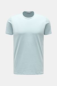 Kiefermann Rundhals T-Shirt 'Matello' hellblau, frontale Ansicht, körpernah geschnitten, Baumwoll-Jersey, weicher Griff, Extra Slim Fit, dezenter Logodruck am Saum.