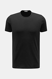 Kiefermann Rundhals T-Shirt 'Matello' schwarz, vorne frontal fotografiert, Extra Slim Fit, Baumwoll-Jersey mit weichem, glattem Griff, Logodruck am Saum.