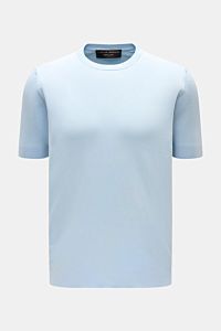 Front view of Filippo de Laurentiis Feinstrick-Kurzarmpullover hellblau, a slim fit short-sleeve fine knit pullover in light blue cotton with round neckline and side slits.

Sommerliche Knitwear: Mit diesem kurzärmeligen Feinstrickpullover aus reiner B