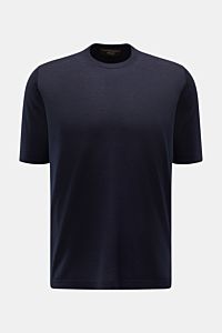 Front view of Filippo de Laurentiis Feinstrick-Kurzarmpullover navy, a short-sleeve fine knit sweater in a cashmere-silk blend with soft touch, regular fit, and round neckline. 

Leichte Eleganz für die warme Saison: Gefertigt aus einem angenehmen Cash