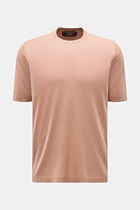 Front view of Filippo de Laurentiis Feinstrick-Kurzarmpullover apricot, a short-sleeve fine knit pullover in apricot color, made from a soft cashmere and silk blend with a regular fit and round neckline.

Description: Leichte Eleganz für die warme Sais