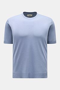 Altea Kurzarmpullover 'Cecil' rauchblau, frontal fotografiert, Slim Fit, leichter Feinstrick aus Lyocell-Baumwoll-Mix mit elastischen Rippbündchen und kurzen Saumschlitzen, sommerliches Basic.