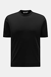 Front view of Altea Short sleeve jumper 'Cecil' black, a slim fit, lightweight fine knit jumper with elasticated ribbed bands and short hem vents.

Description: For a summery feel: The airy short sleeve jumper 'Cecil' by ALTEA is made of a lightweight fin