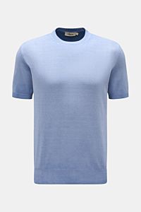 Altea Kurzarmpullover rauchblau aus reiner Baumwolle mit Slim Fit, Rundhalsausschnitt, feinem Strickbild, weichem Griff, Rippbündchen, frontal fotografiert.