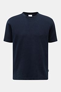 Front view of the 04651/ A trip in a bag Terry T-shirt 'Terry Tee' navy, a clean, regular fit T-shirt made of soft pure cotton terrycloth with a crew neck and small woven label in the side seam.

The clean T-shirt 'Terry Tee' by 04651/ A TRIP IN A BAG 