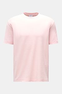 Front view of the 04651/ A trip in a bag Terry T-shirt 'Terry Tee' rose, a soft terry cotton crew neck tee with regular fit and small side seam label. The clean T-shirt 'Terry Tee' by 04651/ A TRIP IN A BAG is made of soft terry in pure cotton fabric a