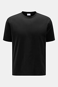 Frontale Nahaufnahme des schwarzen 04651/ A trip in a bag Rundhals-T-Shirts mit Rundhalsausschnitt, Regular Fit, weichem Jersey aus reiner Baumwolle, kleinem Weblabel und kurzen Saumschlitzen.