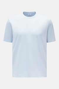 Frontale Nahaufnahme des pastellblauen 04651/ A trip in a bag Rundhals-T-Shirts aus reiner Baumwolle, Regular Fit, weicher Griff, mit Rundhalsausschnitt und kleinem Weblabel.