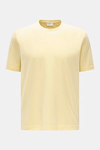 Frontansicht des pastellgelben 04651/ A trip in a bag Rundhals-T-Shirts aus weichem, reiner Baumwoll-Jersey, Regular Fit mit kleinem Weblabel.