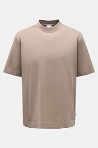 04651/ A trip in a bag Rundhals-T-Shirt taupe, robustes Basic aus schwerem Baumwoll-Jersey, Regular Fit, Rundhalsausschnitt, kleines Weblabel, Frontansicht.