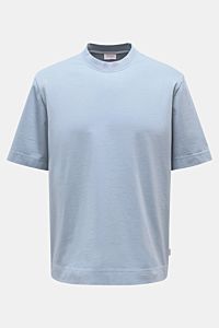 04651/ A trip in a bag Rundhals-T-Shirt rauchblau, robustes Basic aus schwerem Baumwoll-Jersey, Regular Fit, Rundhalsausschnitt, kleines Weblabel, frontale Ansicht.