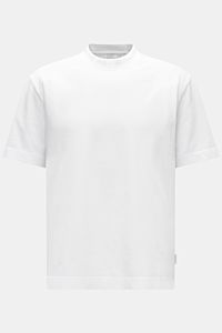 Front view of 04651/ A trip in a bag T-Shirt 'Nunu' white, plain white crew neck with a minimalist holiday print, pure cotton, soft feel, regular fit, back print. A basic with a print accent: With its minimalist holiday print, this T-shirt by 04651/ A TRI