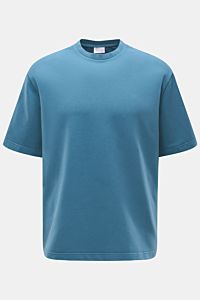 Front view of the 04651/ A trip in a bag Crew neck T-shirt 'If Tee' teal, oversized fit, elasticated cotton jersey, soft, heavy fabric.

Description: The uncomplicated cotton T-shirt 'IF Tee' by 04651/ A TRIP IN A BAG is a core basic for the new season