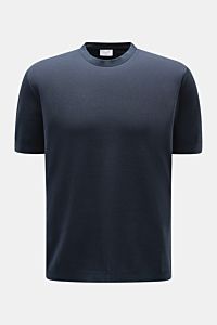 04651/ A trip in a bag Piqué-T-Shirt 'TP' navy, Slim Fit, Rundhalsausschnitt, Piqué Baumwolle, Frontansicht, Weblabel seitlich, Rippbündchen.