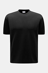 Frontansicht des schwarzen 04651/ A trip in a bag Piqué-T-Shirt 'TP' aus reiner Baumwolle, Slim Fit mit Rundhalsausschnitt und Rippbündchen.