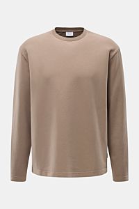 Frontansicht des taupefarbenen 04651/ A trip in a bag Rundhals-Longsleeve 'If Tee' aus elastischer Baumwolle, Oversized Fit, Weblabel seitlich.