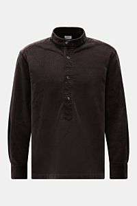 Frontale Aufnahme eines dunkelbraunen 04651/ A trip in a bag Popover-Cordhemd Grandad-Kragen mit Regular Fit, weichem Griff, geradem Saum und klassischer Sportmanschette.