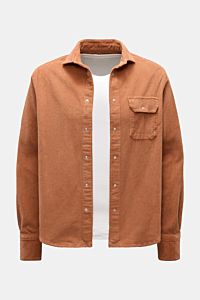 Ace Denim Cord-Overshirt hellbraun aus nachhaltigem Baumwoll-Cord, Regular Fit, offen mit Manschetten, Brusttasche, frontale Ansicht.