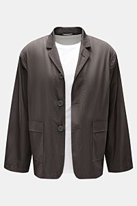 Thom Browne Overshirt anthrazit, frontal fotografiert, Regular Fit mit vier-Knopf-Leiste, variabler Kragen, aufgesetzten Fronttaschen, glatter Microfasergriff.