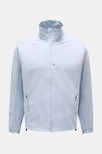 Stone Island Jacke 'Stellina' hellblau, Frontansicht, Regular Fit, Microfaser, glatter Griff, Zwei-Wege-Reißverschluss, Zipper-Fronttaschen, elastische Ärmelbündchen, Unconstructed Design, regulierbare Saumweite – urbane Frühlingslooks.