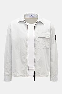 Stone Island Overshirt 'Brushed Canvas' pastellblau, Frontansicht, Slim Fit mit Umlegekragen, Zwei-Wege-Reißverschluss, Brusttasche, Knopfärmeln und Kompass-Badge.