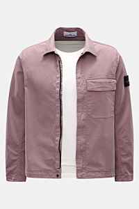 Stone Island Overshirt 'Stretch Cotton' flieder shown from the front, in soft, garment-dyed lilac cotton with slim fit, chest pocket, compass badge, and two-way zipper. Sportives Overshirt mit urbaner Lässigkeit: Dieser markante Hybrid aus Casual Hemd und