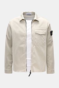 Stone Island Overshirt 'Cotton Satin' sand, Slim Fit, elastische Baumwolle, weicher Griff, frontale Nahaufnahme, Zwei-Wege-Reißverschluss, Umlegekragen, Brusttasche, Kompass-Badge am Ärmel, Ärmel mit Knopfabschluss.