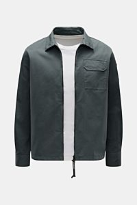 Front view of the C.P. Company Overshirt dunkelgrau in slim fit, made of pure cotton with light quality, featuring a two-way zipper, turn-down collar, chest pocket with flap, sleeve pocket with logo detail, and cuffed sleeves. Lässiges Layering-Piece: Das