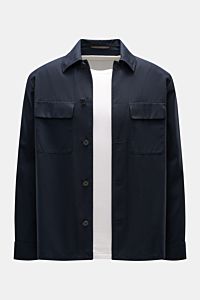 Incotex Overshirt navy aus Baumwoll-Twill, ungefüttert, Regular Fit, mit Hornknöpfen und Pattentaschen, Frontansicht auf weißem Shirt.